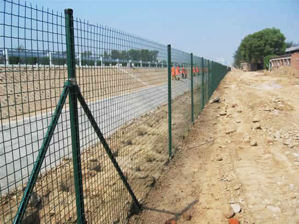 鐵絲網(wǎng)隔離柵圖片4 鐵絲網(wǎng)隔離柵圖片4