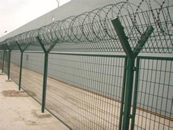 銀川鐵絲網(wǎng)護欄圖片4 銀川鐵絲網(wǎng)護欄圖片4