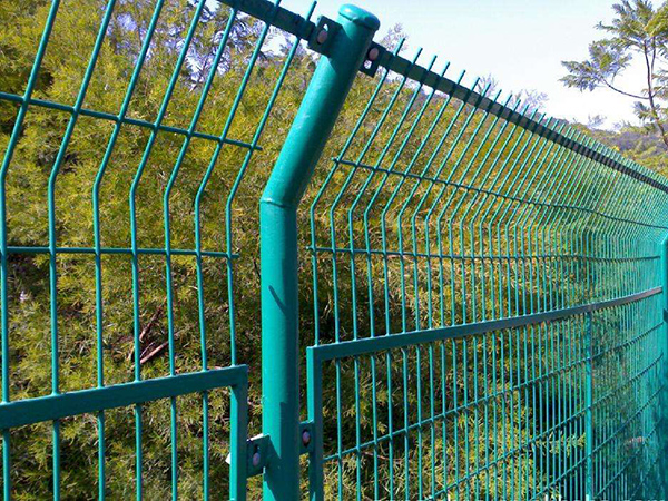 鐵絲網(wǎng)圍墻圖片1