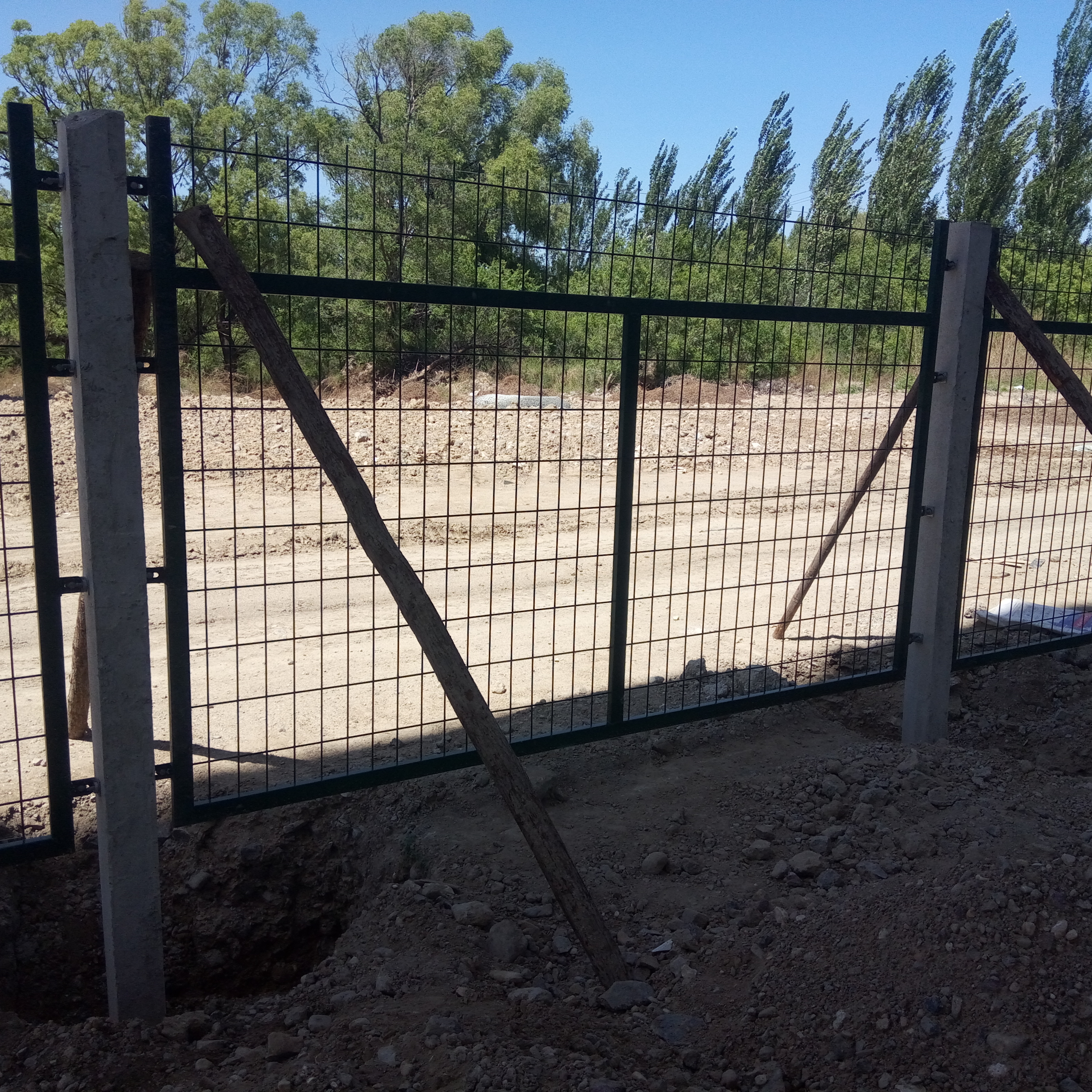 赤峰鐵路橋下防護(hù)柵欄圖片2