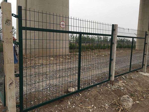 赤峰鐵路橋下防護(hù)柵欄圖片3
