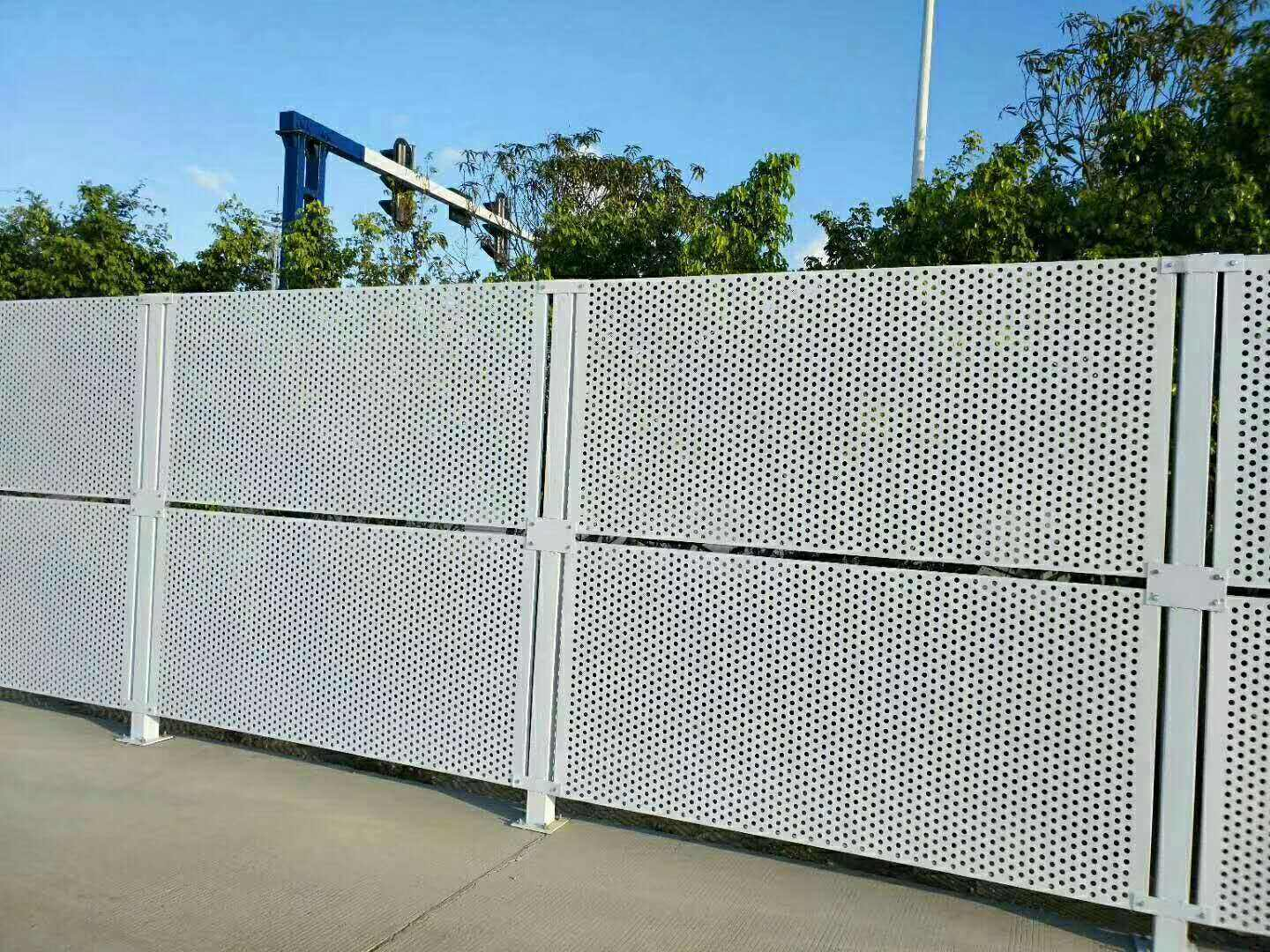 濰坊沖孔網護欄圖片3