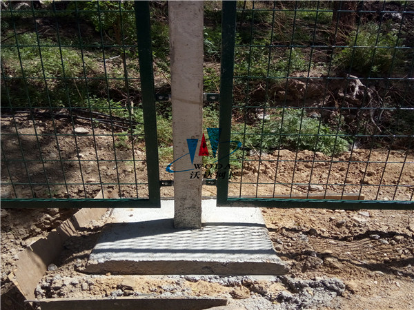 湖南鐵路護(hù)欄_金屬柵欄網(wǎng)片工程案例圖片3 湖南鐵路護(hù)欄_金屬柵欄網(wǎng)片工程案例圖片3