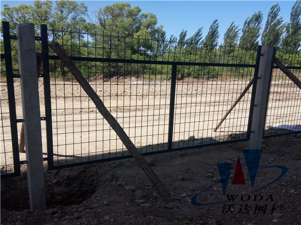 湖南鐵路護(hù)欄_金屬柵欄網(wǎng)片工程案例圖片4 湖南鐵路護(hù)欄_金屬柵欄網(wǎng)片工程案例圖片4