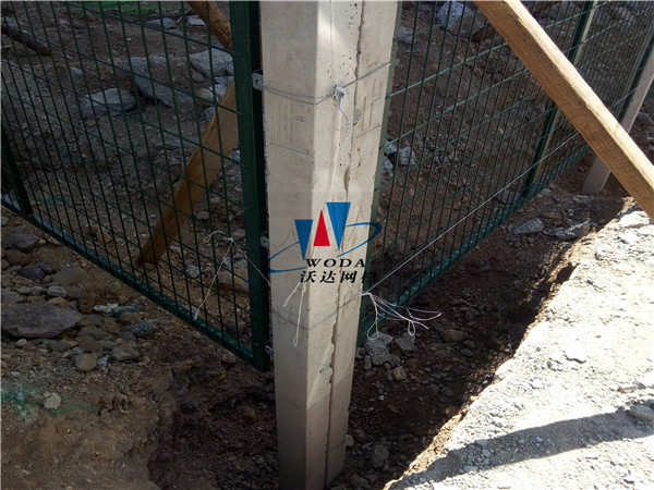 湖南鐵路護(hù)欄_金屬柵欄網(wǎng)片工程案例圖片5 湖南鐵路護(hù)欄_金屬柵欄網(wǎng)片工程案例圖片5