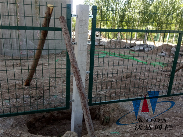 湖南鐵路護(hù)欄_金屬柵欄網(wǎng)片工程案例圖片6 湖南鐵路護(hù)欄_金屬柵欄網(wǎng)片工程案例圖片6