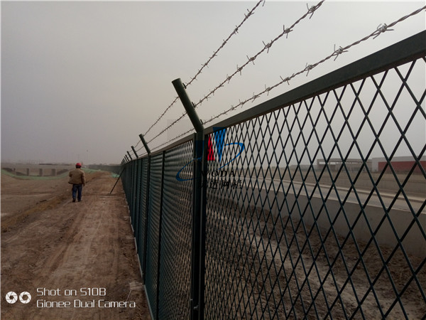 蘭州北京大興機場附近河道護欄網案例圖片5
